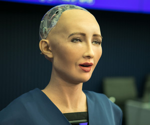 Roboter Sophia malt ein Selbstportrait